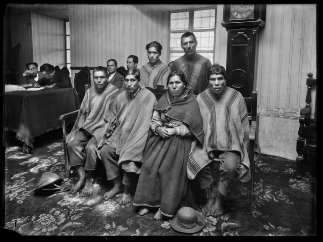 Campesinos en el juzgado de Cusco. ca. 1929 calle San Bernardo, negativo soporte de vidrio tamaño 18 x 24 cm. Cusco