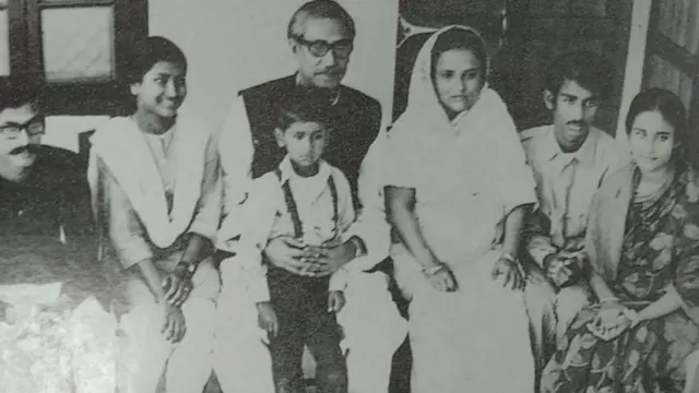 शेख हसीना त्यांच्या कुटुंबासोबत