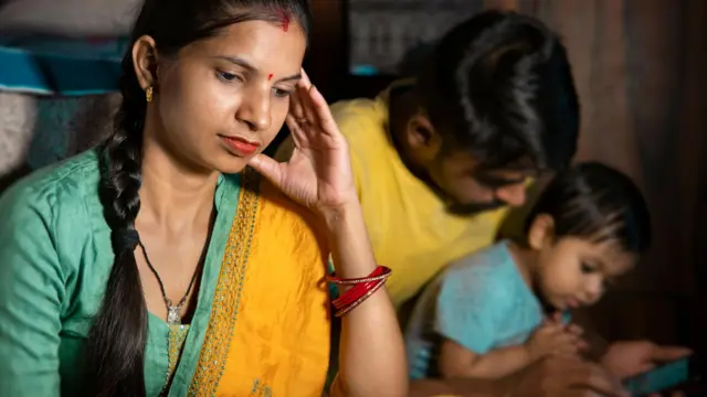 'தனியறையில் உடைந்து அழுதிருக்கிறேன்' - குழந்தை வளர்ப்பில் இளம் தாய்மார்களை வாட்டும் குற்ற உணர்ச்சி