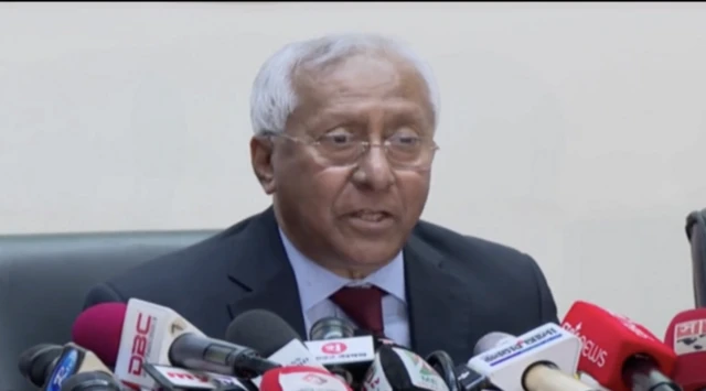 সংবাদ সম্মেলনে কথা বলছেন নির্বাচন কমিশন সচিব আখতার আহমেদ