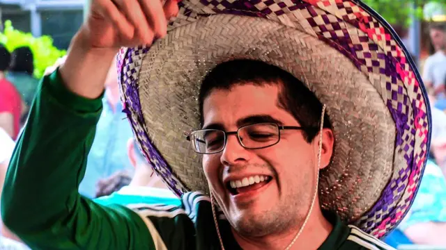 Hombre con sombreo mexicano