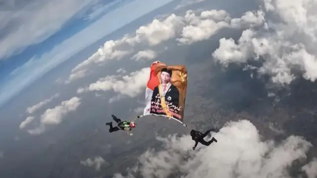 Tim penerjun payung Polri membentangkan bendera bertuliskan terima kasih kepada Presiden Jokowi di langit dalam apel pengamanan pelantikan presiden dan wakil presiden terpilih di Mako Brimob, Depok, Senin (14/10).