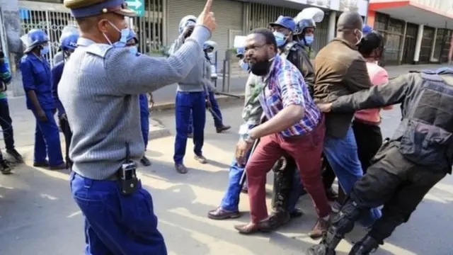 ọlọpàá àti ẹgbk alatako ni Zimbabwe