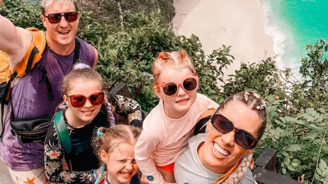 हचिनसन कुटुंब सांगतं की ते प्रत्येक क्षण आनंदानं जगले आहेत आणि आलेल्या आव्हानांना त्यांनी तोंड दिलं आहे.