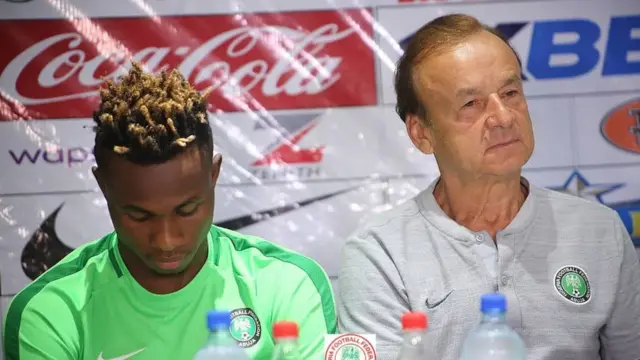 Onye nlekọta ndị otu Super Eagles Gernot Rohr na ọgbaa bọọlụ Samuel Chukwueze