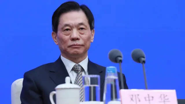 鄧中華在北京國新辦出席新聞發佈會(中新社圖片12/3/2021)