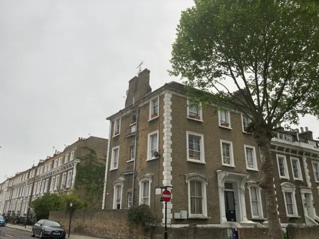 مشرقی لندن کے ہیکنی میں 26 کنگ ایڈورڈز روڈ پر واقع آیاؤں کا گھر