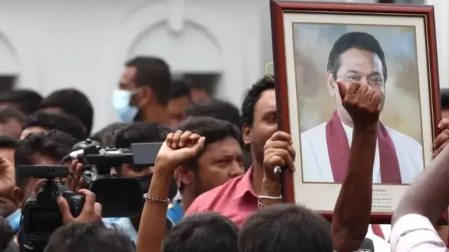 శ్రీలంకలో నిరసనకారులు