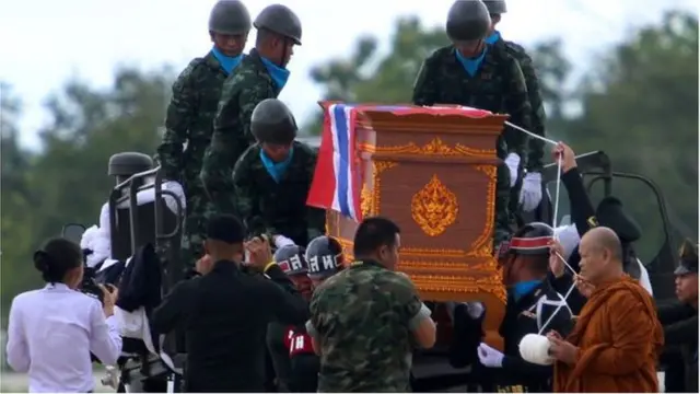 ဆမန်ခူနမ်ရဲ့ရုပ်အလောင်းကို သယ်ထုတ်လာနေကြပုံ