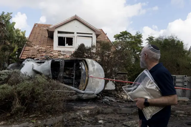 Um homem olhando para uma casa atingida por um foguete disparado do Líbano,baixar aplicativo casas de apostas22baixar aplicativo casas de apostassetembrobaixar aplicativo casas de apostas2024,baixar aplicativo casas de apostasMoreshet, Israel.