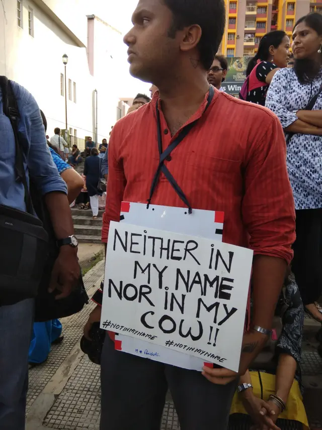 সমাবেশে যোগ দেয়া এক তরুণ