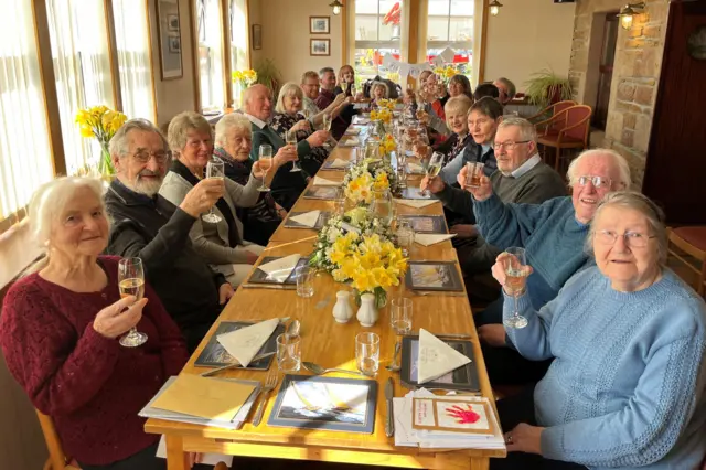 ምስ ደቂ ደቆም ተኣኪቦም ዝኽሪ ቃል ኪዳኖም እንክዝክሩ