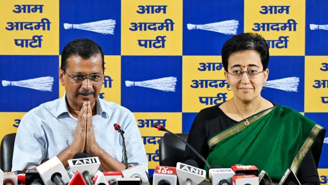 अरविंद केजरीवाल के साथ दिल्ली की सीएम आतिशी (फ़ाइल तस्वीर) 