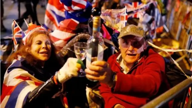 поклонники королевской семьи на улицах Виндзора