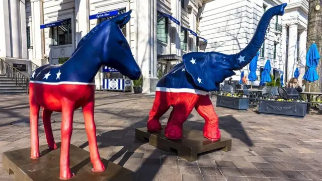 அமெரிக்காவின் இரண்டு அரசியல் கட்சிகள் காட்டும் சிலைகள்