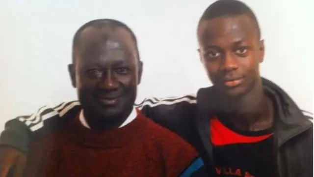 La légende gambienne Biri Biri (à gauche) avec son fils Yusupha Njie.