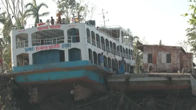 ঝড়ের প্রবল দাপটে মাটিতে উঠে গিয়েছিল এই স্টিমার।