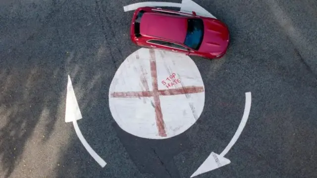 د شمالي بریتانیا د مانچسټر ښار په یوه واټ کې د توکم پالنې پر ضد شعار نقاشي شوی