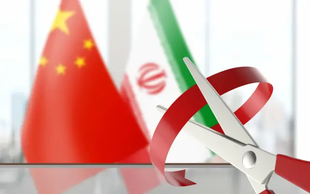 یک قیچی با دسته قرمز در حال بریدن یک نوار قرمز رنگ، در پسزمینه پرچم‌های ایران و چین است