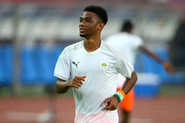 Amad Diallo s'échauffe avant le match du groupe D masculin opposant l'Allemagne à la Côte d'Ivoire aux Jeux olympiques de Tokyo 2020, le 28 juillet 2021.