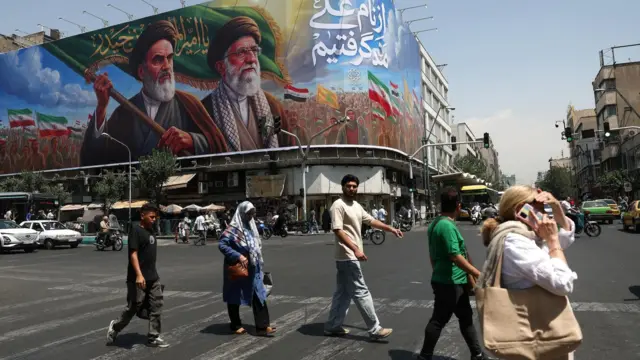 Magaalaa Tehraan, gamoo barjaa guddaa suuraa Ayaatollaa Alii kaameenii fi abbaasaanii ofirraa qabu waliin