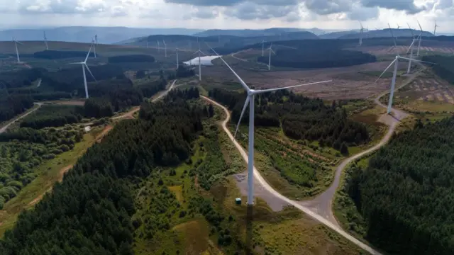 Turbinas eólicas marcam a paisagem de um parque de energia em Treorchy, no País de Gales.