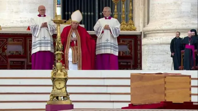 Isanduku imbere ya Benedict imbere ya Papa Francis