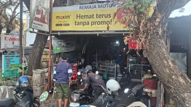 Aktivitas bengkel sepeda motor di Kota Makassar, Sulawesi Selatan. Menurut pemiliknya, suku cadang termasuk oli harganya naik hingga 30%.
