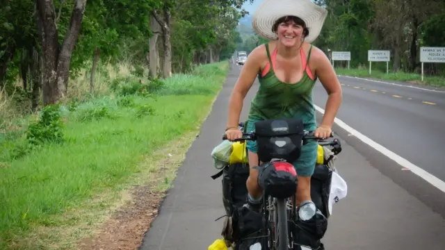 Ishbel pedalando pelo Brasil