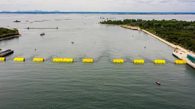 해안가에서 방벽이 해수면으로 올라온 모습