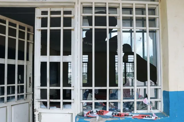 Vue générale d'un bureau de vote saccagé après que des personnes aient été empêchées de voter à Bunia, dans la province d'Ituri, le 20 décembre 2023. 