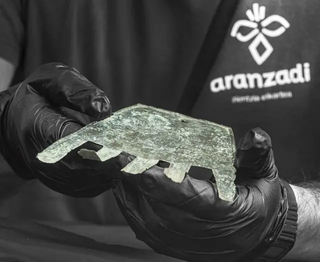 Miembro de la Sociedad de Ciencias Aranzadi sostiene "la mano de Irulegi".
