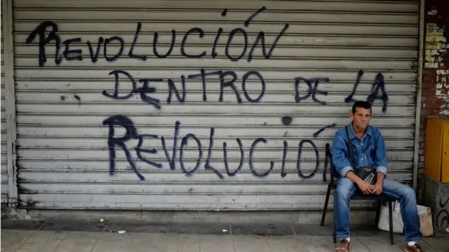 Un hombre en una calle de Caracas