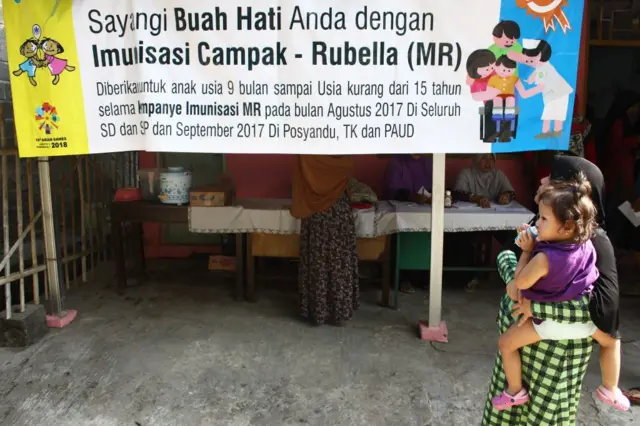 Orang tua dengan antusias membawa anak-anak mereka untuk diberikan imunisasi vaksin Campak dan Rubella (MR) di pos layanan kesehatan terpadu di Desa Wanasari, Jawa Barat, pada 8 September 2017.