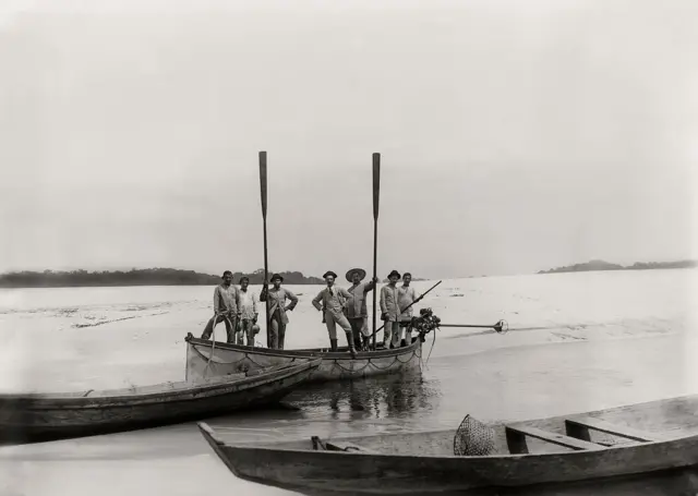  Carlos Chagas no rio Negro, junto à Pacheco Leão (à direita do cientista)betclic ou betanoSão Gabriel da Cachoeira, AM, 1913, durante expedição à Amazônia.