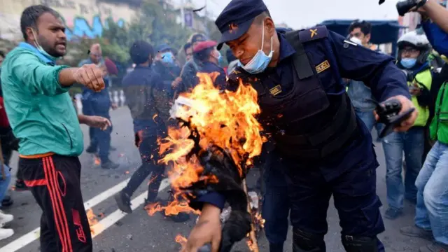 কাঠমান্ডুতে ভারত-বিরোধী বিক্ষোভে নরেন্দ্র মোদীর কুশপুত্তলিকা পোড়ানো হচ্ছে, ১১ই মে