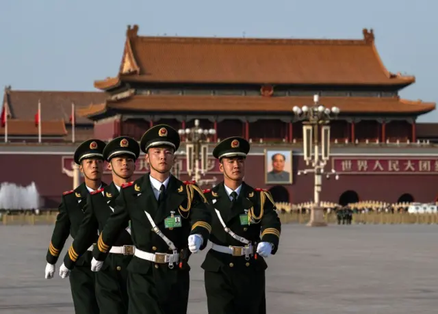 Soldados chinos en la plaza de Tiananmen.