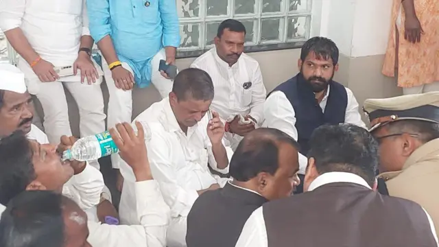 पेसा भरतीसहित इतर मागण्यांसाठी ठिय्या आंदोलनाला बसलेले आदिवासी आमदार