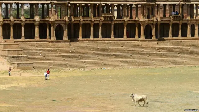 અમદાવાદના સરખેજ રોઝા પાસે આવેલા તળાવની તસવીર