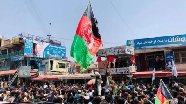 Protes anti-Taliban.