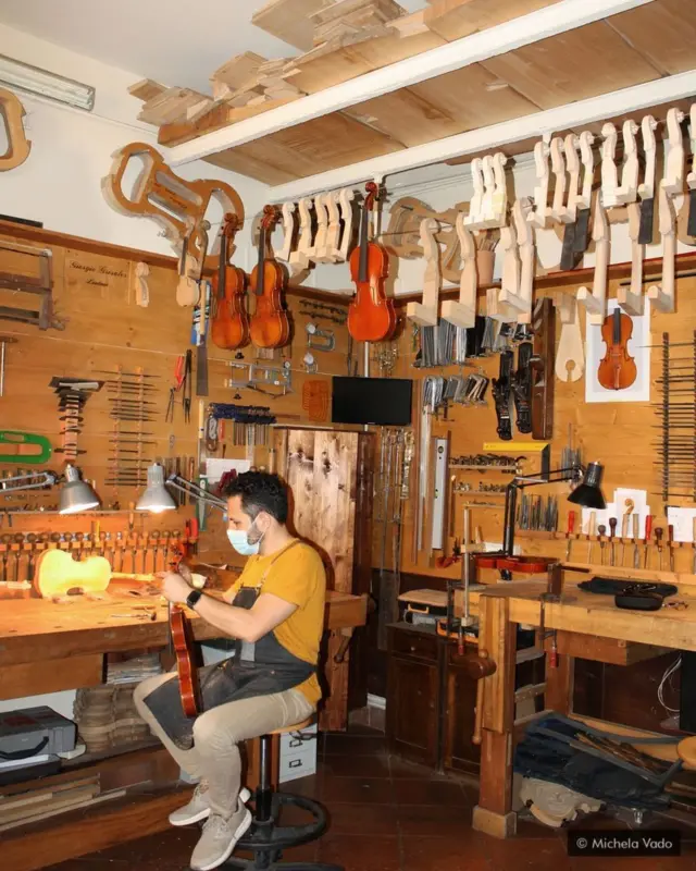 在喬吉奧·格里斯萊斯(Giorgio Grisales)商店的一位年輕制琴師
