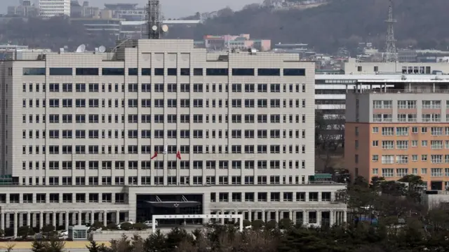 윤석열 대통령 당선인은 대통령 집무실을 청와대에서 서울 용산 국방부로 이전하는 방안을 추진 중이다