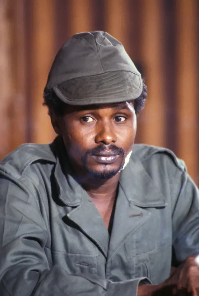 Hissène Habré vestido con un uniforme verde
