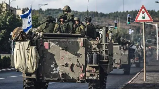 রোববার লেবানন সীমান্তের কাছে ইসরায়েলি সেনাদের টহল দেখা যায়।