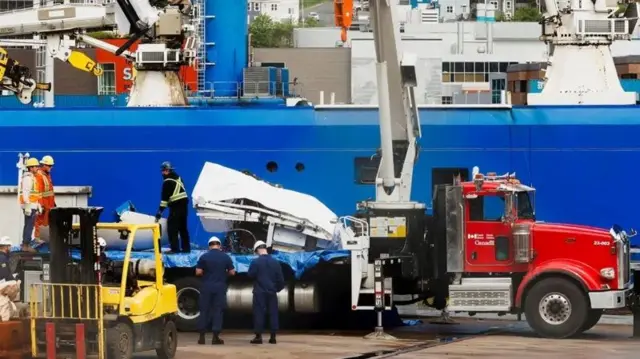 Destroços recuperados do Titan dentrounique casinocaminhão.