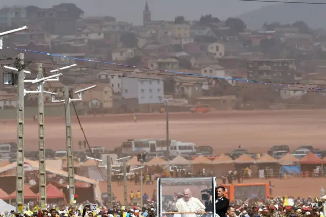 Le pape François salue les fidèles alors qu'il arrive pour diriger une messe dans le diocèse d'Androhibe Soamandrakizay à Antananarivo, Madagascar, le 8 septembre 2019.