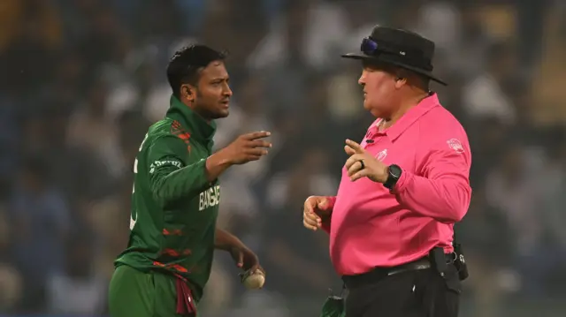 সে সময় সাকিব ও আম্পায়ারের কথোপকথন