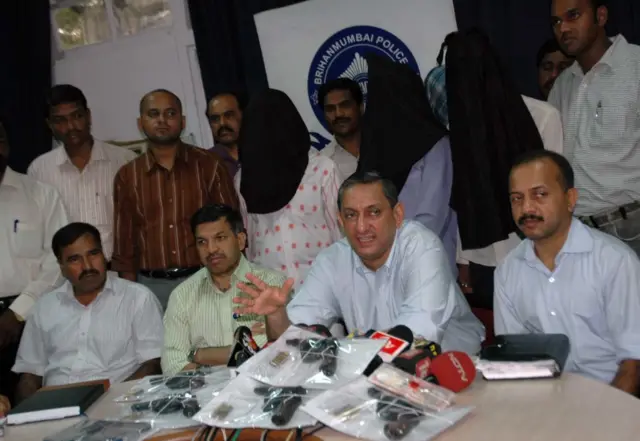 દેવેન ભારતી એકદમ જમણે તથા બાજુમાં રાકેશ મારિયાની ફાઇલ તસવીર.