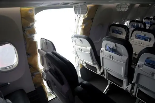 Tấm bịt cửa bất ngờ bung ra không lâu sau khi chiếc 737 Max của Alaska Airlines cất cánh hôm 5/1/2024.