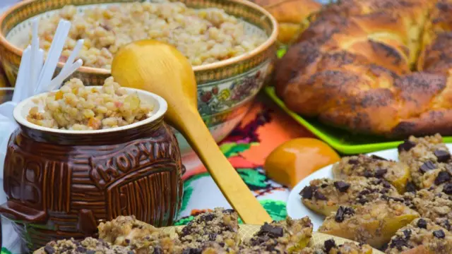 Святковий різдвяний стіл, у горщику кутя, на тарілках пироги, калачі 